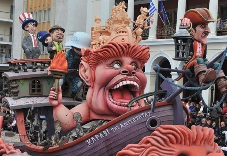 Πάτρα: Οι χιλιάδες καρναβαλιστές και τα άρματα προσέφεραν ένα μοναδικό θέαμα στη μεγάλη καρναβαλική παρέλαση