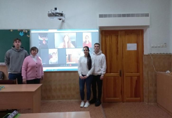 Μαθήματα ελληνικής γλώσσας στο βομβαρδιζόμενο Κίεβο, στο σχολείο «Ελλάδα»