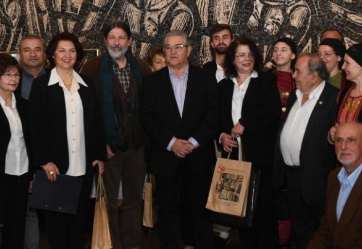 Τα πρωτοχρονιάτικα κάλαντα στον Δημήτρη Κουτσούμπα
