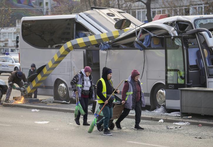 «Ήταν σαν να έπεσε πάνω μας τρένο»: Τι λέει ο οδηγός του λεωφορείου για το δυστύχημα στη Ρουμανία