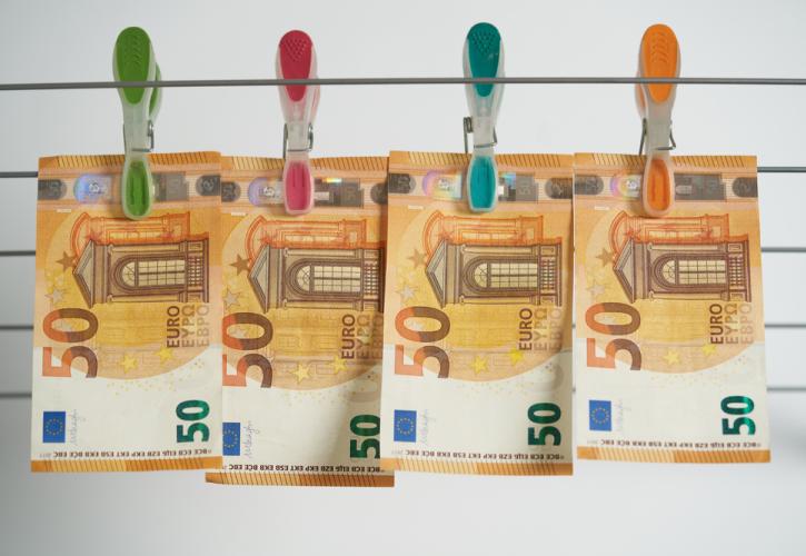 Πασίγνωστος παρουσιαστής κατηγορείται ως αρχηγός εγκληματικής οργάνωσης σε ξέπλυμα μαύρου χρήματος