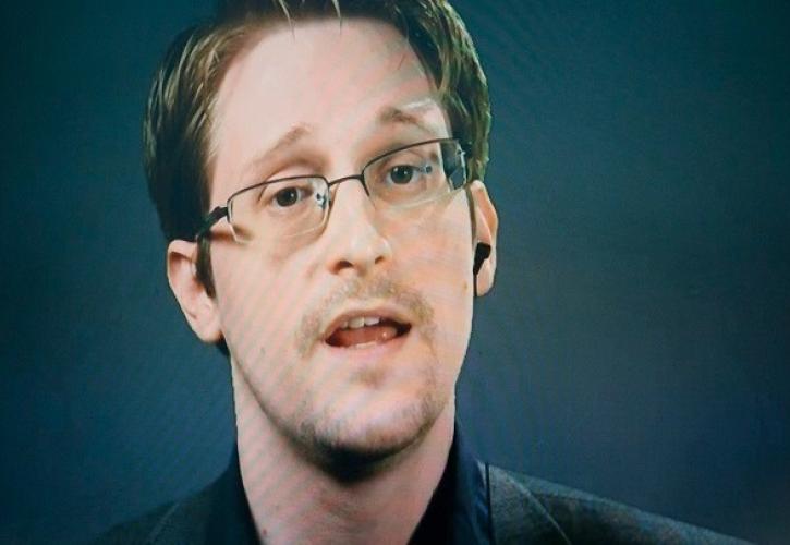 Ο Έντουαρντ Σνόουντεν υπεραμύνεται της απόφασής του να αποκτήσει τη ρωσική υπηκοότητα