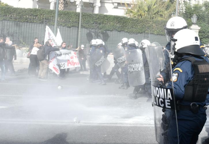Ολοκληρώθηκε η πορεία των εκπαιδευτικών - Ένταση και χημικά έξω από τη Βουλή