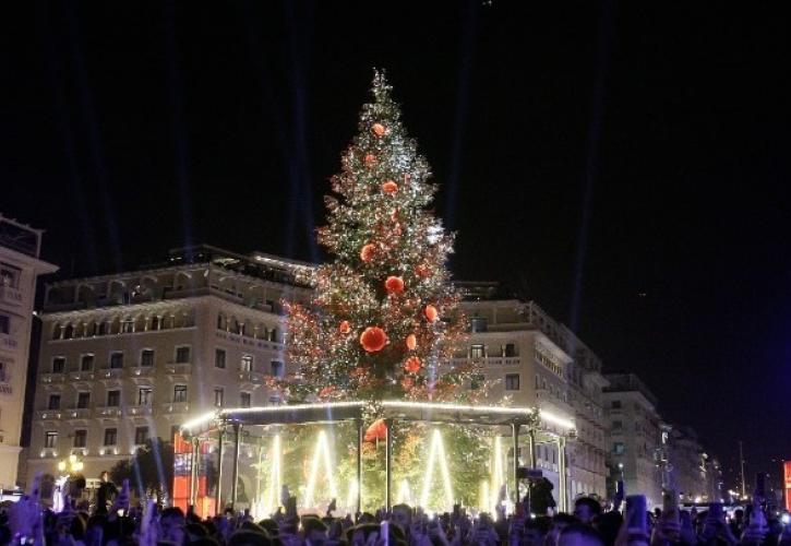 Θεσσαλονίκη: Με εντυπωσιακά πυροτεχνήματα η αλλαγή του χρόνου στην πλατεία Αριστοτέλους