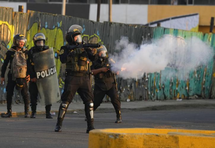 Πολιτική κρίση στο Περού: Συνεχίζεται το χάος - Εντολή σε αστυνομία και στρατό να ανοίξουν τους δρόμους