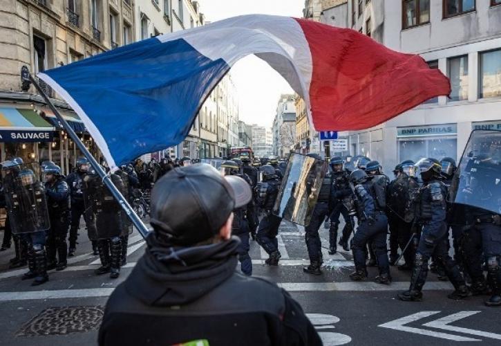Γαλλία: Νέος γύρος κινητοποιήσεων κατά του συνταξιοδοτικού - Σε απεργιακό κλοιό για 9η ημέρα