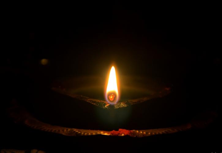 Οι καταθέσεις «καίγονται» σαν το κερί και από τις δύο... άκρες