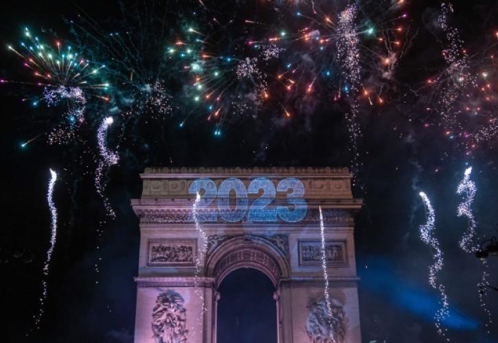 2023: Ο κόσμος υποδέχθηκε το νέο έτος, αφήνοντας πίσω μια επεισοδιακή χρονιά