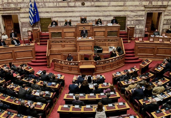 Βουλή - Πρόταση δυσπιστίας: Κοινοβουλευτική «αντιμαχία» Γεραπετρίτη και Τσακαλώτου για τον πρόεδρο της ΑΔΑΕ