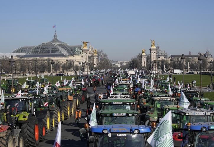 Γαλλία: Απόβαση εκατοντάδων τρακτέρ στο Παρίσι - Συγκέντρωση διαμαρτυρίας από περίπου 3.000 αγρότες