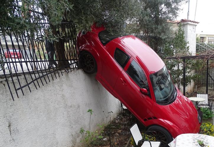 Θεσσαλονίκη: Αυτοκίνητο κατέληξε σε… αυλή σπιτιού στο Πανόραμα