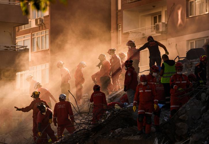 Δεκάδες χώρες στέλνουν διασώστες και ανθρωπιστική βοήθεια σε Τουρκία και Συρία