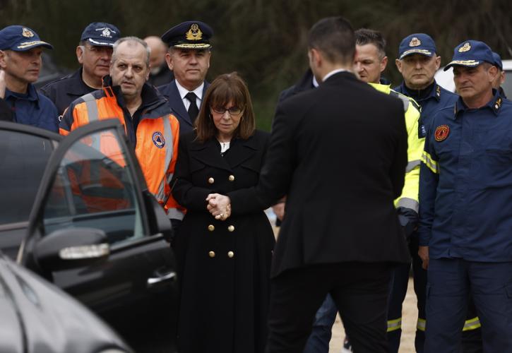 Τέμπη: Η Κατερίνα Σακελλαροπούλου στον τόπο της τραγωδίας