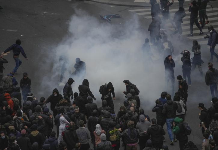 Γαλλία: Ογκώδεις διαδηλώσεις και σποραδικές ταραχές στην ένατη ημέρα κινητοποιήσεων