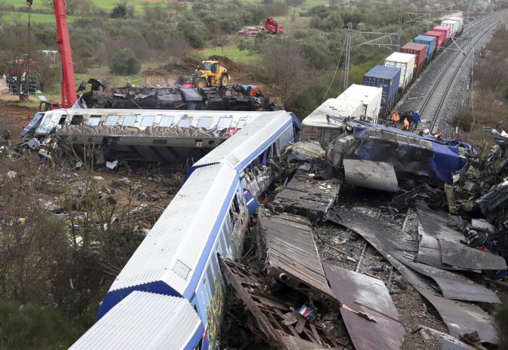 Τριήμερο εθνικό πένθος για την πολύνεκρη τραγωδία στα Τέμπη