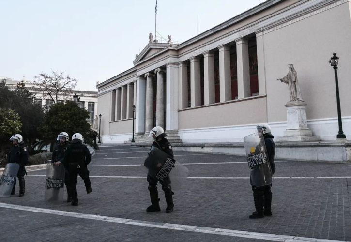 Πρυτανεία ΕΚΠA: Σε συλλήψεις μετατράπηκαν οι δέκα προσαγωγές κατά την εκκένωση της κατάληψης