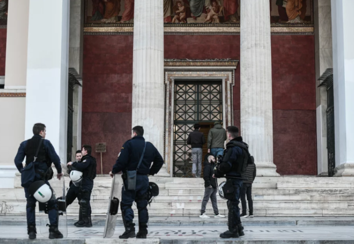 Επιχείρηση της ΕΛΑΣ στην Πρυτανεία του ΕΚΠΑ - Έληξε η κατάληψη, 10 προσαγωγές