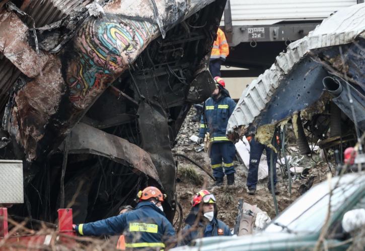 Βαθιά θλίψη και οδύνη για την τραγωδία στα Τέμπη: Φόβοι για πάνω από 50 νεκρούς - Οι μοιραίοι διάλογοι πριν το δυστύχημα