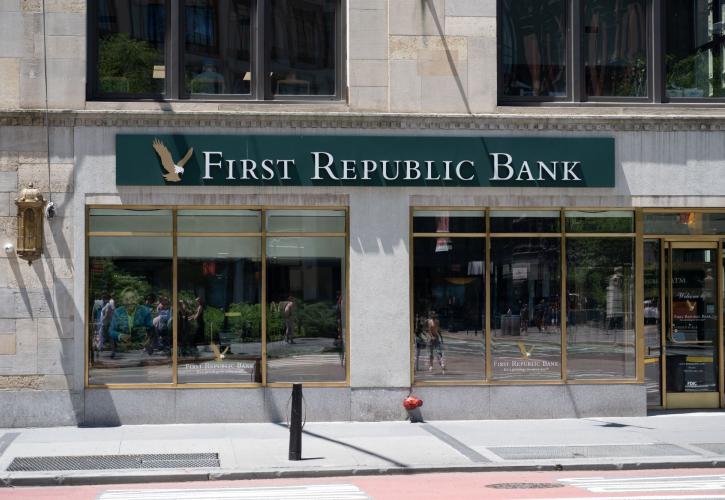 Έντεκα τραπεζικοί κολοσσοί με 30 δισ. δολ. διασώζουν την First Republic Bank