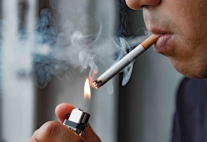 Πρόστιμο 10.000 ευρώ σε δημόσιο υπάλληλο που κάπνισε 4.512 τσιγάρα στη δουλειά