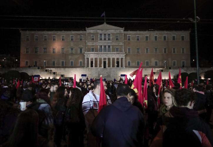 Συγκέντρωση ΚΝΕ στο Σύνταγμα: Το έγκλημα αυτό να μη συγκαλυφθεί, όλων των νεκρών να γίνουμε η φωνή