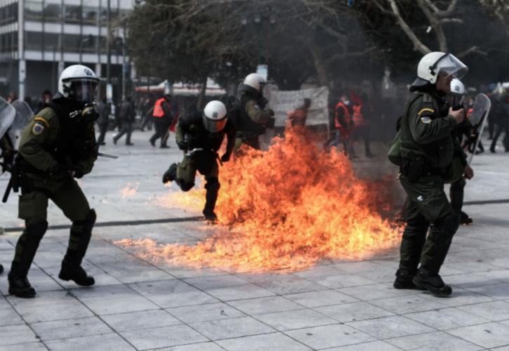 Δέκα προσαγωγές για τα επεισόδια στο Σύνταγμα: Ολοκληρώθηκαν οι απεργιακές συγκεντρώσεις για τα Τέμπη