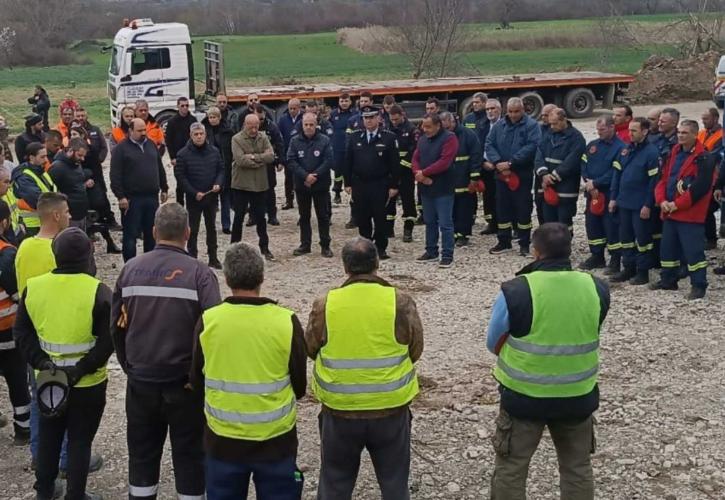 Τέμπη: Φόρο τιμής στους νεκρούς του σιδηροδρομικού δυστυχήματος από πυροσβέστες και διασώστες που επιχειρούν στο σημείο