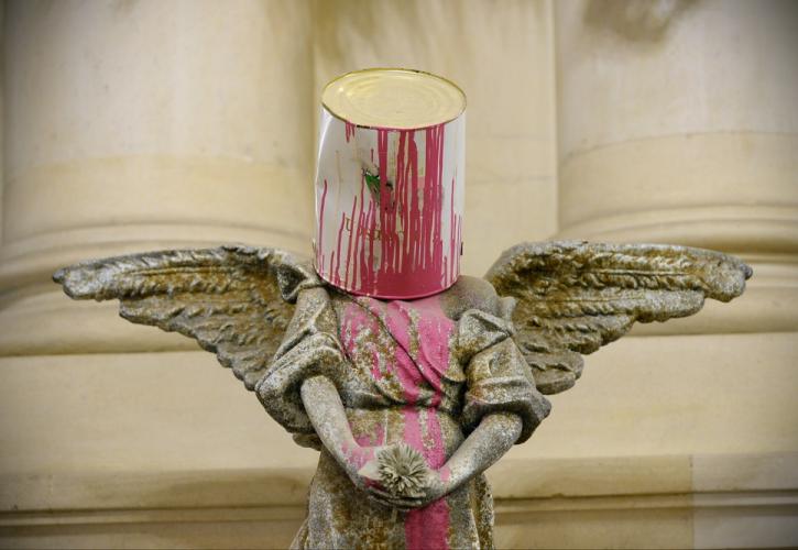 Τρία έργα του Banksy έχουν κατασχεθεί από την αστυνομία στην Ουαλία στο πλαίσιο ποινικής έρευνας