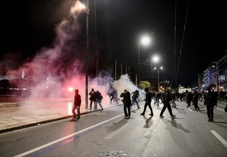 Επεισόδια στο Σύνταγμα στην πορεία διαμαρτυρίας για την τραγωδία στα Τέμπη - Τραυματίες 5 αστυνομικοί