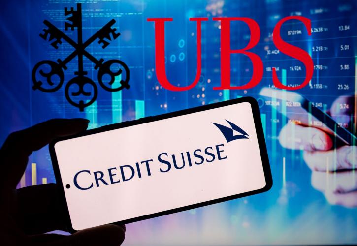 Καταβαραθρώνεται 50% η μετοχή της Credit Suisse - Μαζεύει τις απώλειες η UBS μετά το deal