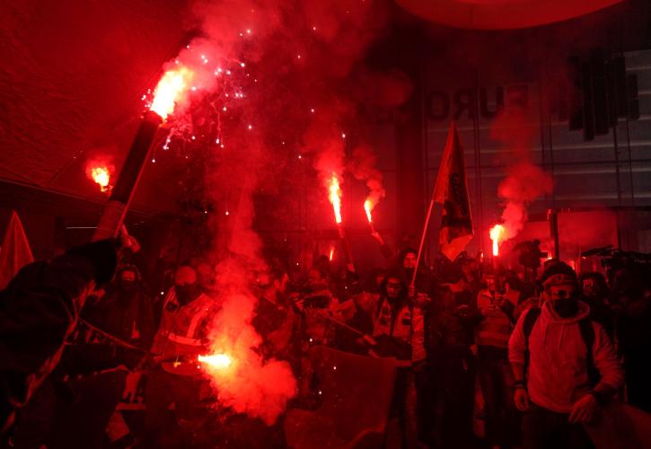 Χάος στη Γαλλία: Διαδηλωτές εισέβαλαν σε κτίριο του Χρηματιστηρίου στο Παρίσι