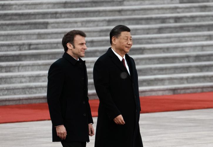 Τραμπ κατά Μακρόν: «Γλύφει» τον Κινέζο πρόεδρο Σι Τζινπίνγκ