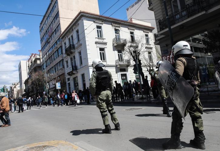 Επεισόδια έξω από την ΑΣΟΕΕ - Αστυνομικός πυροβόλησε τρεις φορές στον αέρα