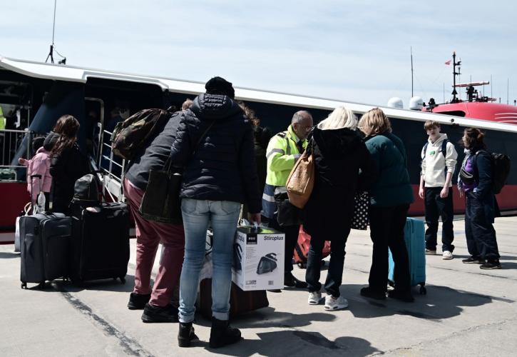 Σε εξέλιξη η έξοδος των εκδρομέων του Πάσχα από τα λιμάνια της Αττικής