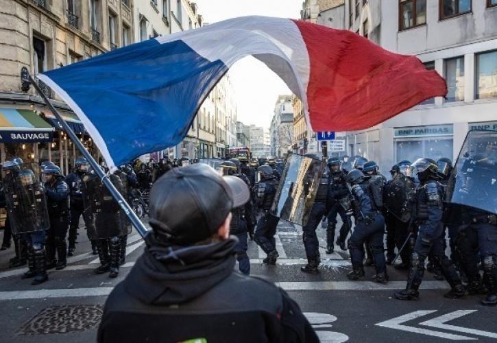 Γαλλία: Επικυρώθηκε η μεταρρύθμιση Μακρόν για το συνταξιοδοτικό - Οργή στα συνδικάτα
