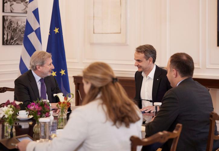 Συνάντηση Μητσοτάκη με τον Επίτροπο για τον Προϋπολογισμό και τη Διοίκηση Johannes Hahn