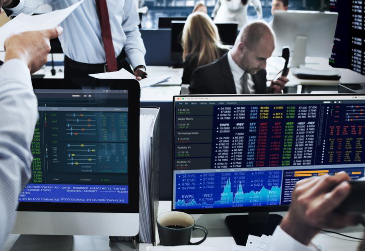 Προσπάθειες ανόδου στην Wall Street, εν μέσω μπαράζ αποτελεσμάτων