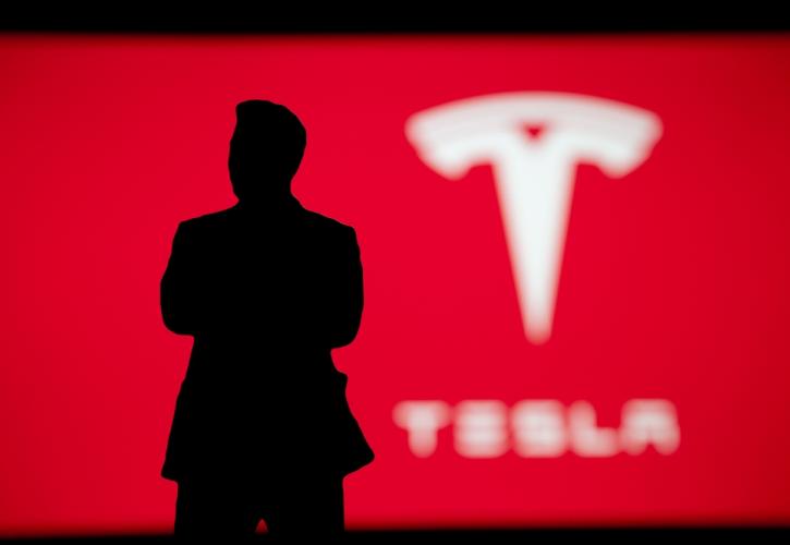 Tesla: Εκτός δεκάδας των κορυφαίων αμερικανικών εταιρειών μετά από 13 μήνες
