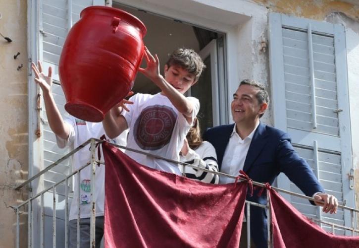 Κέρκυρα: Το έθιμο του σπασίματος των μπότηδων τήρησε ο Αλ. Τσίπρας