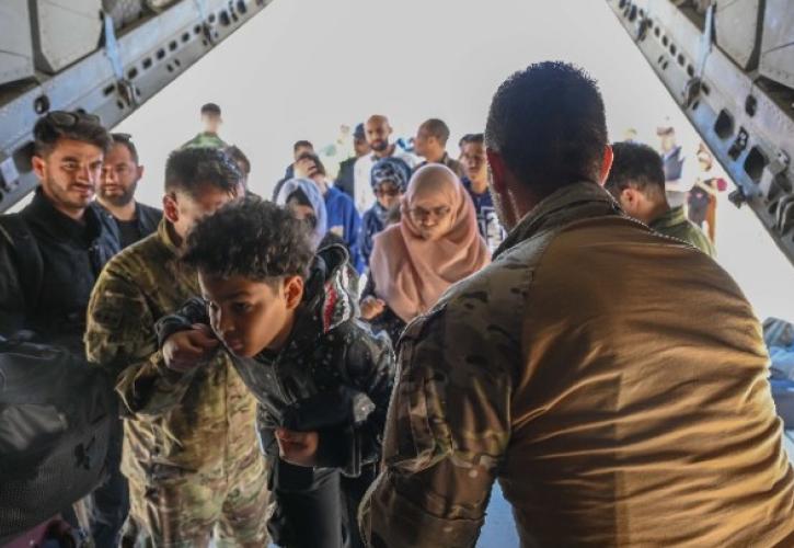 Προσγειώθηκε στην Τανάγρα C-27 με Έλληνες και Ευρωπαίους πολίτες από το Σουδάν