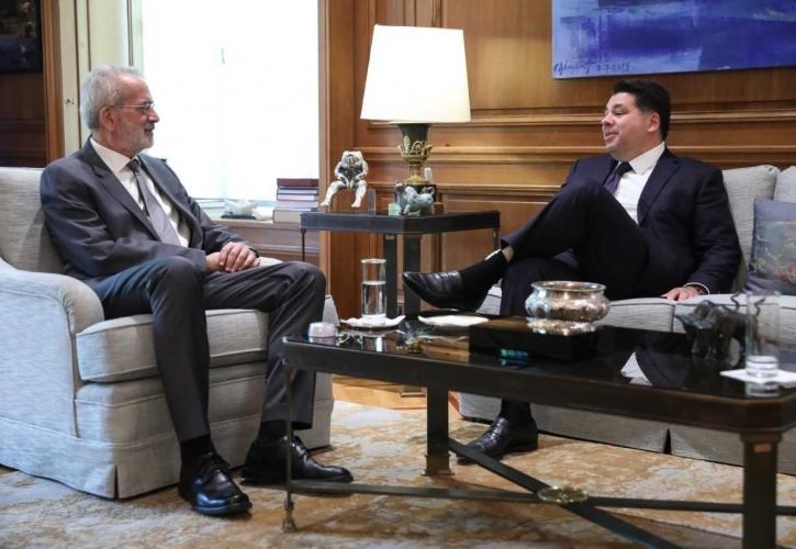 Σαρμάς: Με τον πρέσβη των ΗΠΑ, Τζ. Τσούνης, συναντήθηκε σήμερα ο πρωθυπουργός