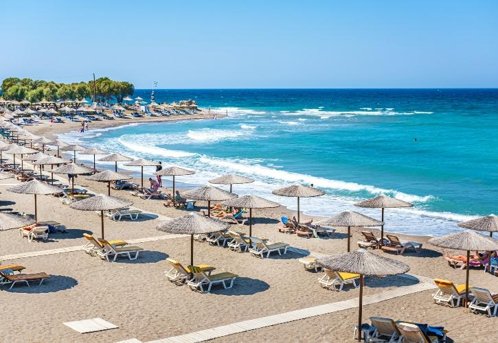 ΑΑΔΕ: Λουκέτο σε beach bar στην Κυπαρισσία - Έκοβε αποδείξεις από… ταμειακές φάντασμα και δεν τις διαβίβαζε