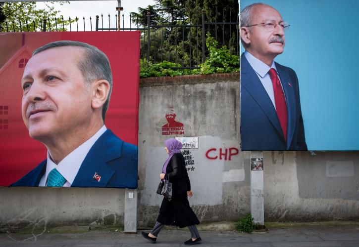 Τουρκία: Στη φυλακή 16χρονος επειδή ζωγράφισε «χιτλερικό» μουστάκι σε αφίσα του Ερντογάν