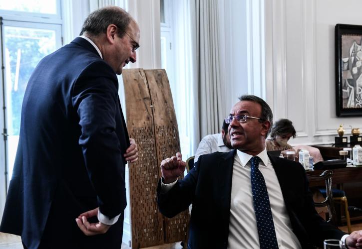 Σταϊκούρας - Χατζηδάκης: Στο χαμηλότερο επίπεδο από το 2010 το βάθος κινδύνου φτώχειας