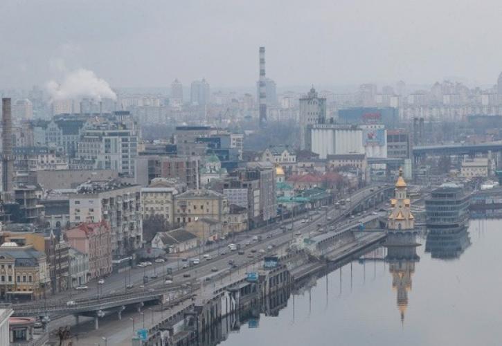 Ουκρανία: Τριώροφο κτίριο στο Κίεβο υπέστη ζημιές από ρωσική πυραυλική επίθεση