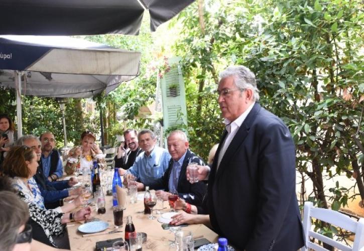 Κλίμα αισιοδοξίας και στιγμές χαλάρωσης για Δ. Κουτσούμπα, στελέχη και υποψήφιους του ΚΚΕ