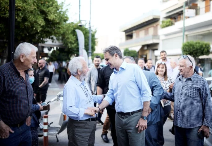 Επίσκεψη Μητσοτάκη στο Μοσχάτο - Μίλησε με πολίτες και καταστηματάρχες