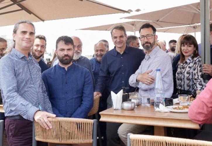 Μητσοτάκης: Καφές με τους πολιτικούς συντάκτες στην Ερμού