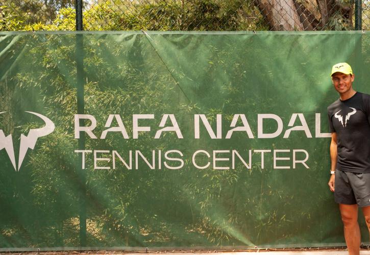 Ο Ναδάλ επισκέπτεται το Rafa Nadal Tennis Center στο Sani Resort