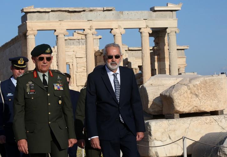 O πρωθυπουργός Ιωάννης Σαρμάς παρέστη στην έπαρση της σημαίας στην Ακρόπολη